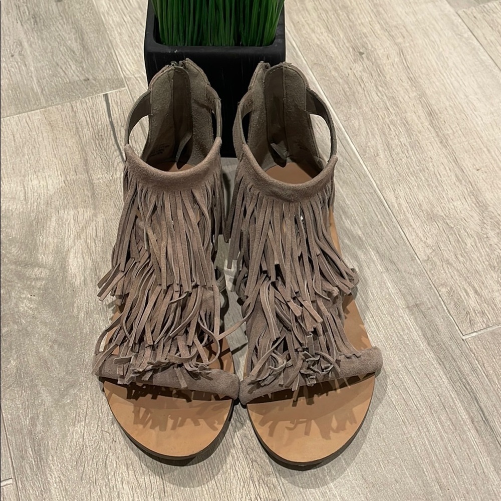 Steven Madden Women’s Fringe Tan Flat Sandals Size 6.5